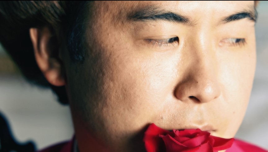 「Simejiさんがバラと戯れるだけの動画」のワンシーン。