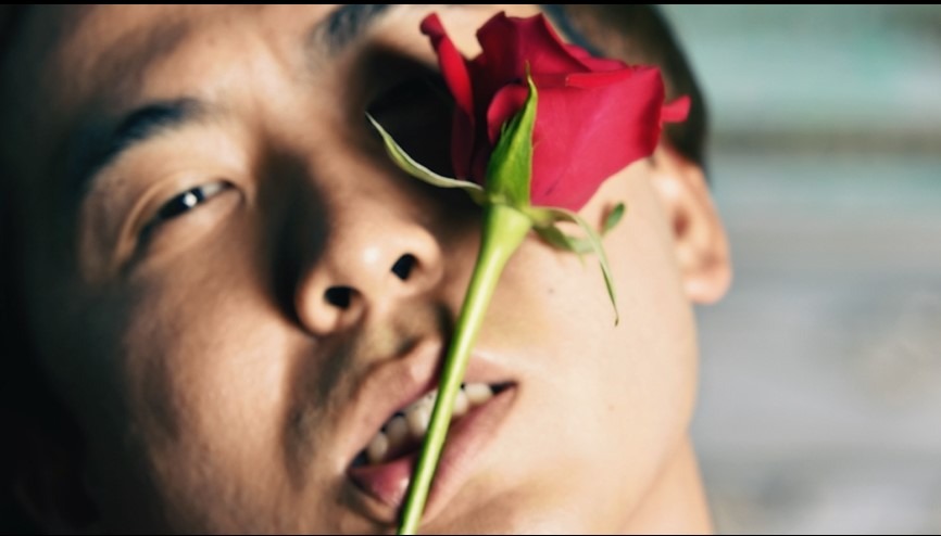 「Simejiさんがバラと戯れるだけの動画」のワンシーン。