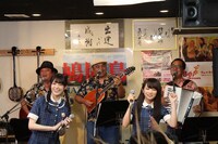 BEGINと松村沙友理、秋元真夏。(c)NHK