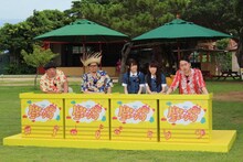 沖縄音楽クイズに挑むバナナマン、サイトウ"JxJx"ジュン、秋元真夏、松村沙友理。(c)NHK