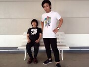 「『ノリ輔おじさん』Tシャツ」を着用した>チーモンチョーチュウ。