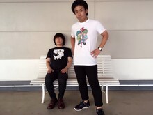 「『ノリ輔おじさん』Tシャツ」を着用した>チーモンチョーチュウ。