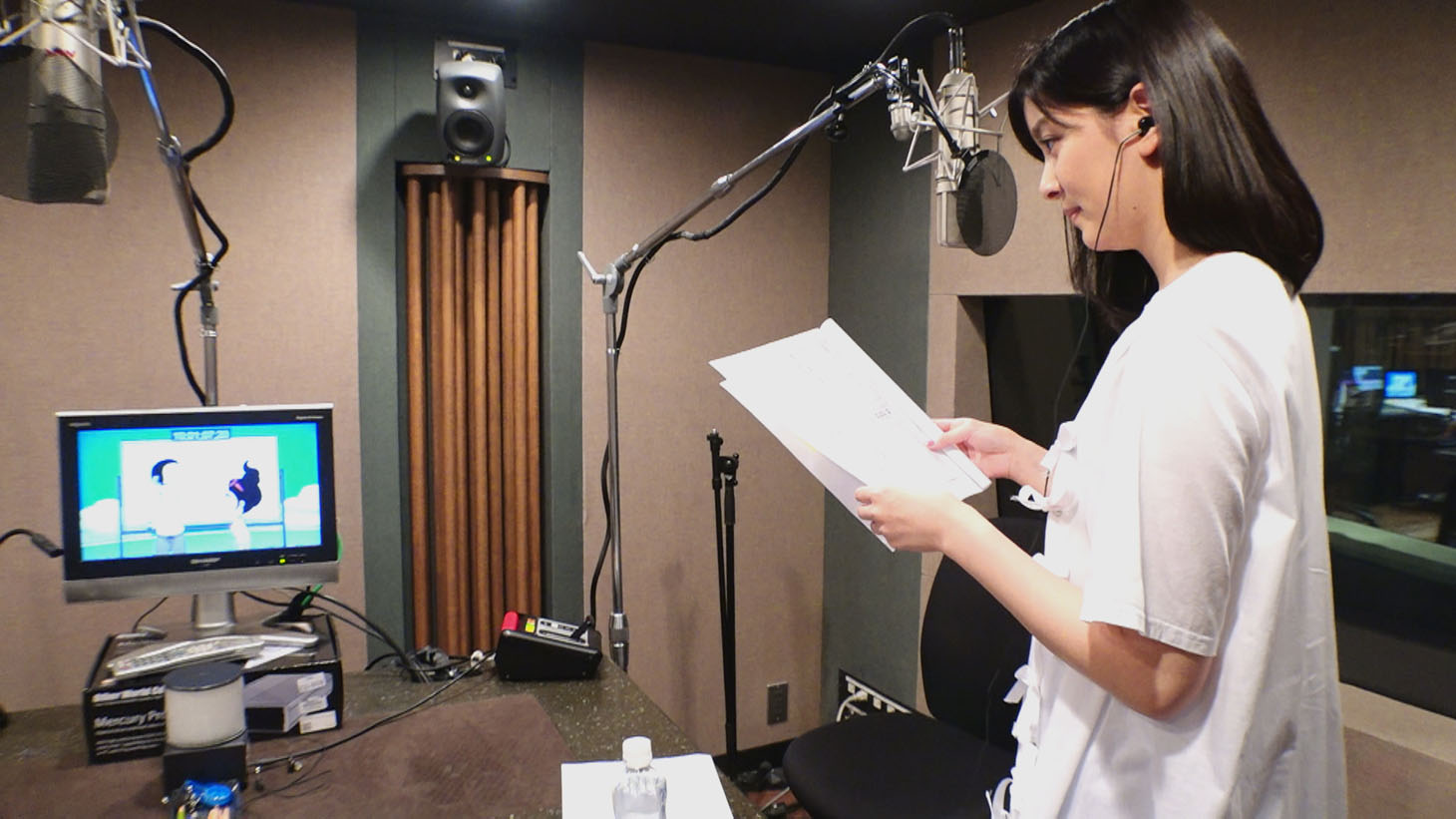 アフレコに臨む、彦美役の石橋杏奈。(c)NHK