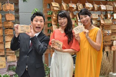 絵馬に願いを込めたすっちーと三倉茉奈、三倉佳奈。(c)MBS