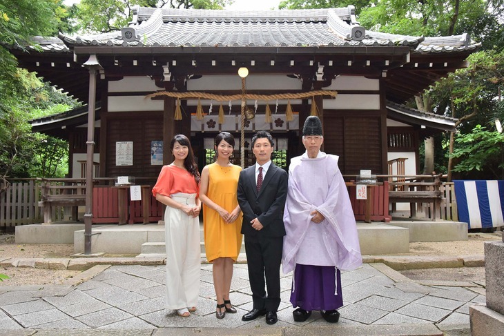 安居神社を訪れた(左から)三倉茉奈、三倉佳奈、すっちー。(c)MBS