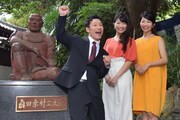 安居神社を訪れたすっちーと三倉茉奈、三倉佳奈。(c)MBS