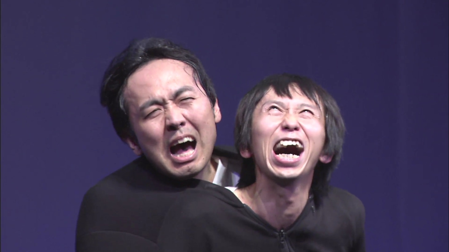 DVD「アンガールズ単独ライブ『～ゴミにも息づく生命がある～』」に出演するアンガールズ。