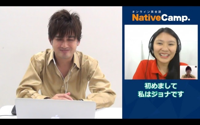 「Native Camp.」を体験するAMEMIYA（左）。