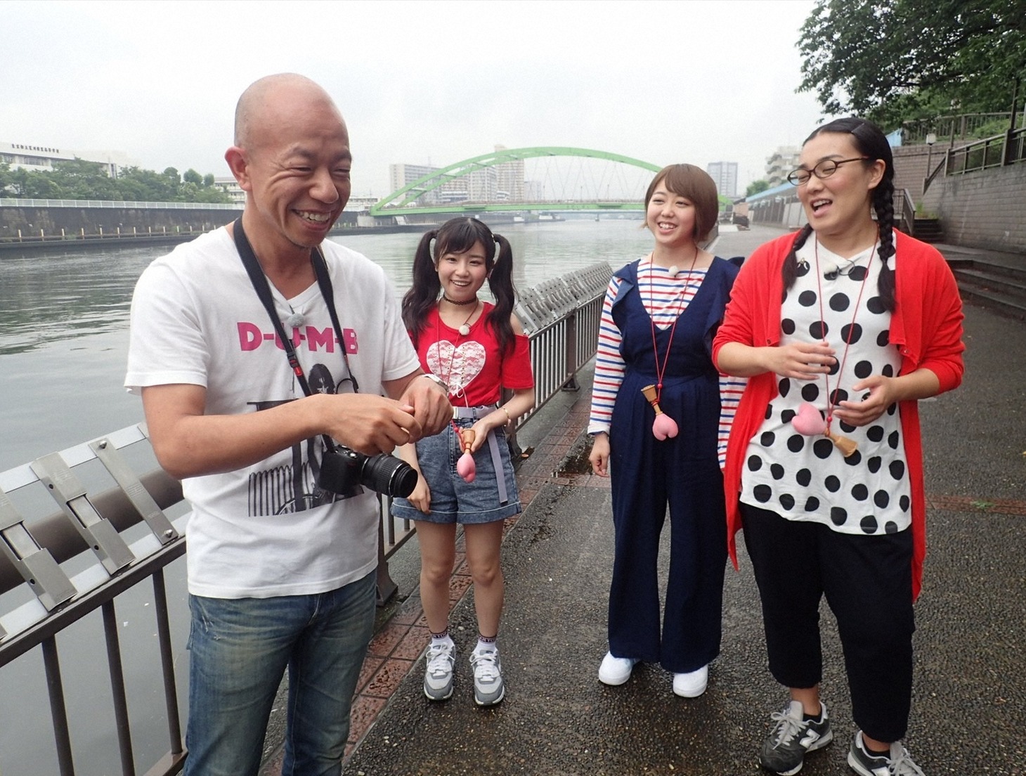 「旅ずきんちゃん」に出演する（左から）バイきんぐ小峠、小池美由、峯岸みなみ、たんぽぽ白鳥。(c)CBC