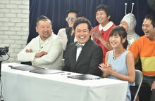 （手前左から）ケンドーコバヤシ、くりぃむしちゅー有田、石川恋。(c)TBS