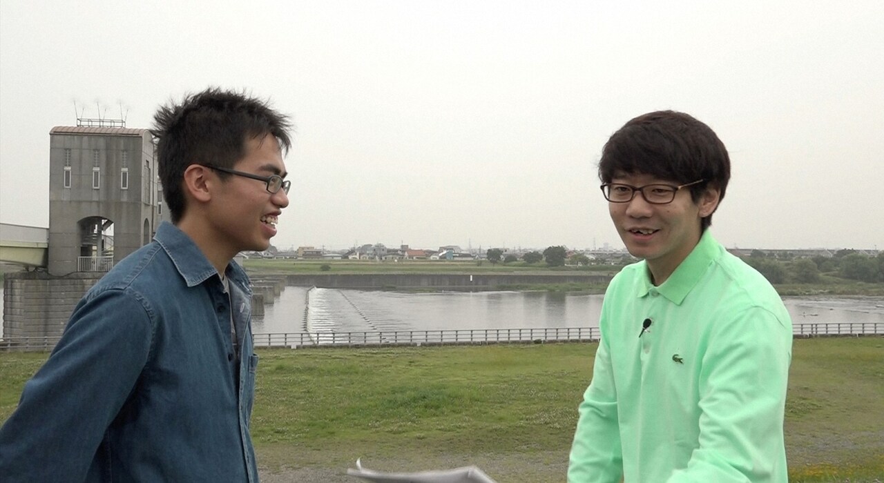 三四郎・小宮（右）と、マンガ家を目指すB組生徒（左）。(c)TBS