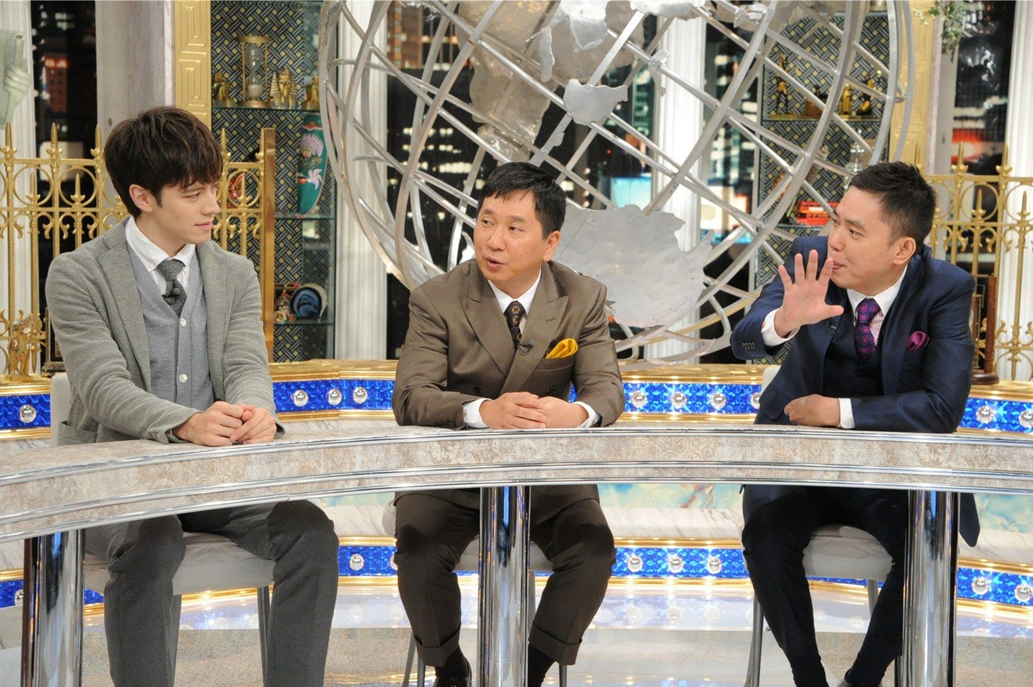 「外国人100人が本当に驚いた 世界中から発掘！世界衝撃映像選手権」に出演する爆笑問題、ウエンツ瑛士（左）。(c)テレビ朝日