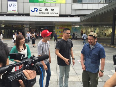 「働く美女巡り」のロケに臨むシソンヌとケンドーコバヤシ。