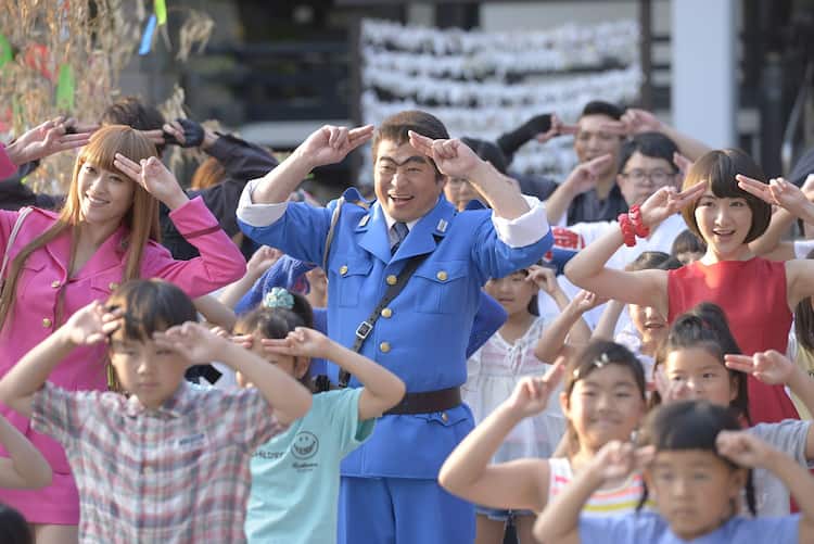 ラサール石井が亀有の人々と集団ダンス、舞台「こち亀」のPV公開 