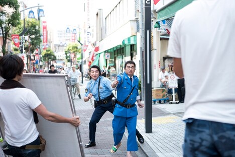 舞台「こちら葛飾区亀有公園前派出所」プロモーションビデオ撮影時のワンシーン。