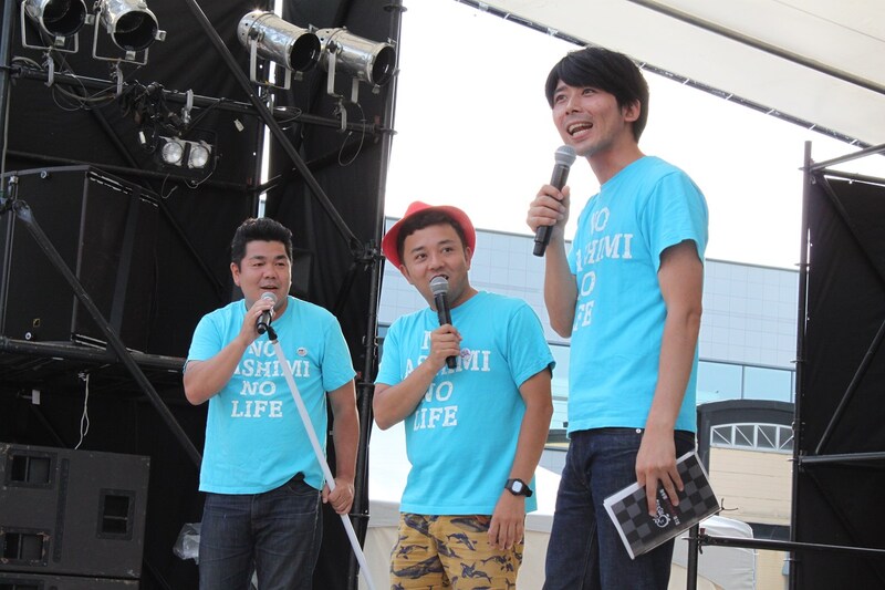 「TNC夏祭り2016」で行われた「ゴリパラ見聞録」ステージの様子。左からゴリけん、パラシュート部隊。