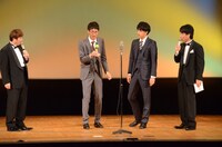 オリジナルのけん玉技を披露するコマンダンテ。