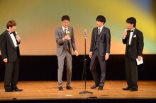 オリジナルのけん玉技を披露するコマンダンテ。