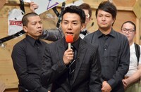 プレゼンターのピース綾部。(c)テレビ東京