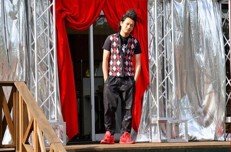 私服を披露するミサイルマン岩部。(c)MBS