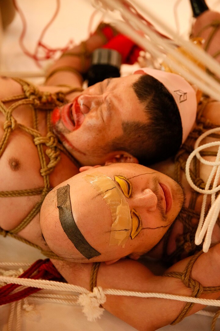 ケンコバ＆ザコシ、緊縛の力借りキン肉マンの技を再現「週プレ」袋とじ