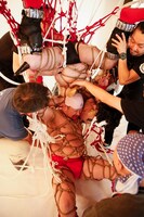 「キン縛マン」撮影中の様子。(c)関純一 / 週刊プレイボーイ