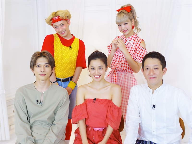 「恋んトス シーズン4」MCの（前列左から）吉沢亮、中村アン、サバンナ高橋、（後列左から）りゅうちぇる、藤田ニコル。(c)TBS