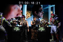 アフレコに臨む（左から）オリエンタルラジオ藤森、宮川大輔。