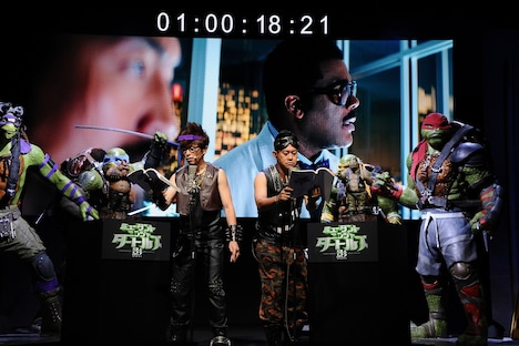 アフレコに臨む(左から)オリエンタルラジオ藤森、宮川大輔。