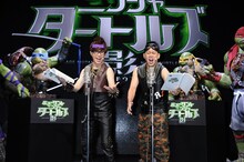 アフレコイベントに出席した（左から）オリエンタルラジオ藤森、宮川大輔。