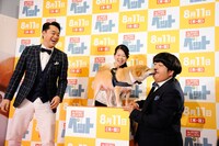 イヌに顔を舐められるバナナマン日村（右）。