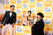 イヌに顔を舐められるバナナマン日村（右）。