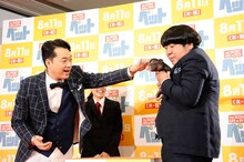 ミニブタを愛でるバナナマン。