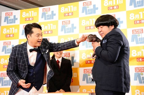 ミニブタを愛でるバナナマン。