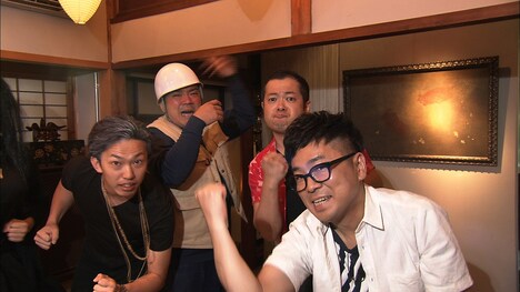 パンクブーブー黒瀬と若手芸人たち。(c)FBS