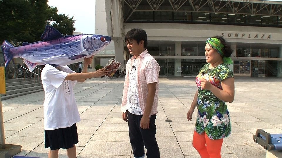 平成ノブシコブシ徳井（中央）、フォーリンラブ・バービー（右）と「道産子ヒントマン」（左）。(c)HBC