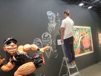 レイザーラモンHGによるライブペインティングの様子。