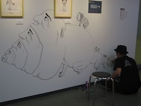 シャンプーハットこいでによるライブペインティングの様子。