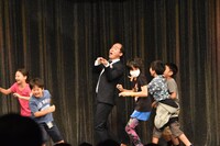 「斎藤さんがころんだ」で遊ぶトレンディエンジェル斎藤と子供たち。