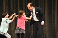 子供が動いたかどうか確かめるトレンディエンジェル斎藤。