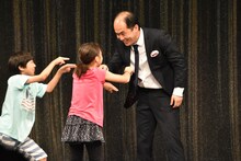 子供が動いたかどうか確かめるトレンディエンジェル斎藤。