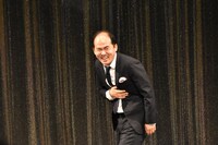 子供たちの元気さに爆笑するトレンディエンジェル斎藤。