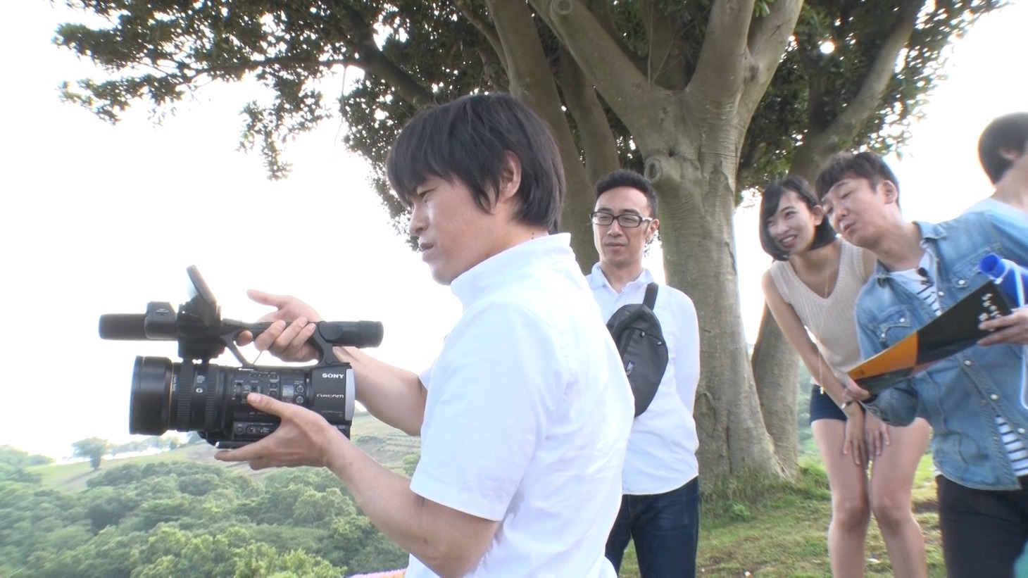 「青春バカリズム」のオープニング映像撮影でカメラを担当するバカリズム。(c)テレビ朝日