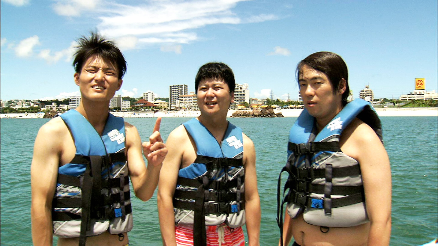 「ジャルやるっ！夏の拡大版！海も山も豪華料理も 沖縄本島まるごとめんそ～れSP」に出演する（左から）ジャルジャル福徳、ウーマンラッシュアワー。(c)関西テレビ