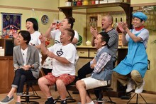 芸人たちのネタを見守るナインティナインら。(c)日本テレビ