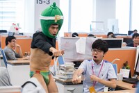 GYAO社員とのクイズ対決に臨む小島よしお。