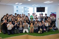 小島よしおとGYAOの社員たち。