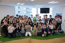 小島よしおとGYAOの社員たち。