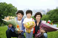 「オトナの土ドラ『朝が来る』」の撮影を終えた（左から）ココリコ田中、林田悠作、安田成美。(c)東海テレビ