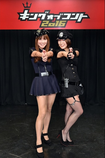 「キングオブコント2016」1回戦に「WM」というコンビ名で挑戦する（左から）白石まるみ、守永真彩の母娘。(c)TBS